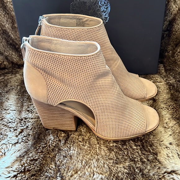 Vince Camuto Tan Shoes - Picture 3 of 8